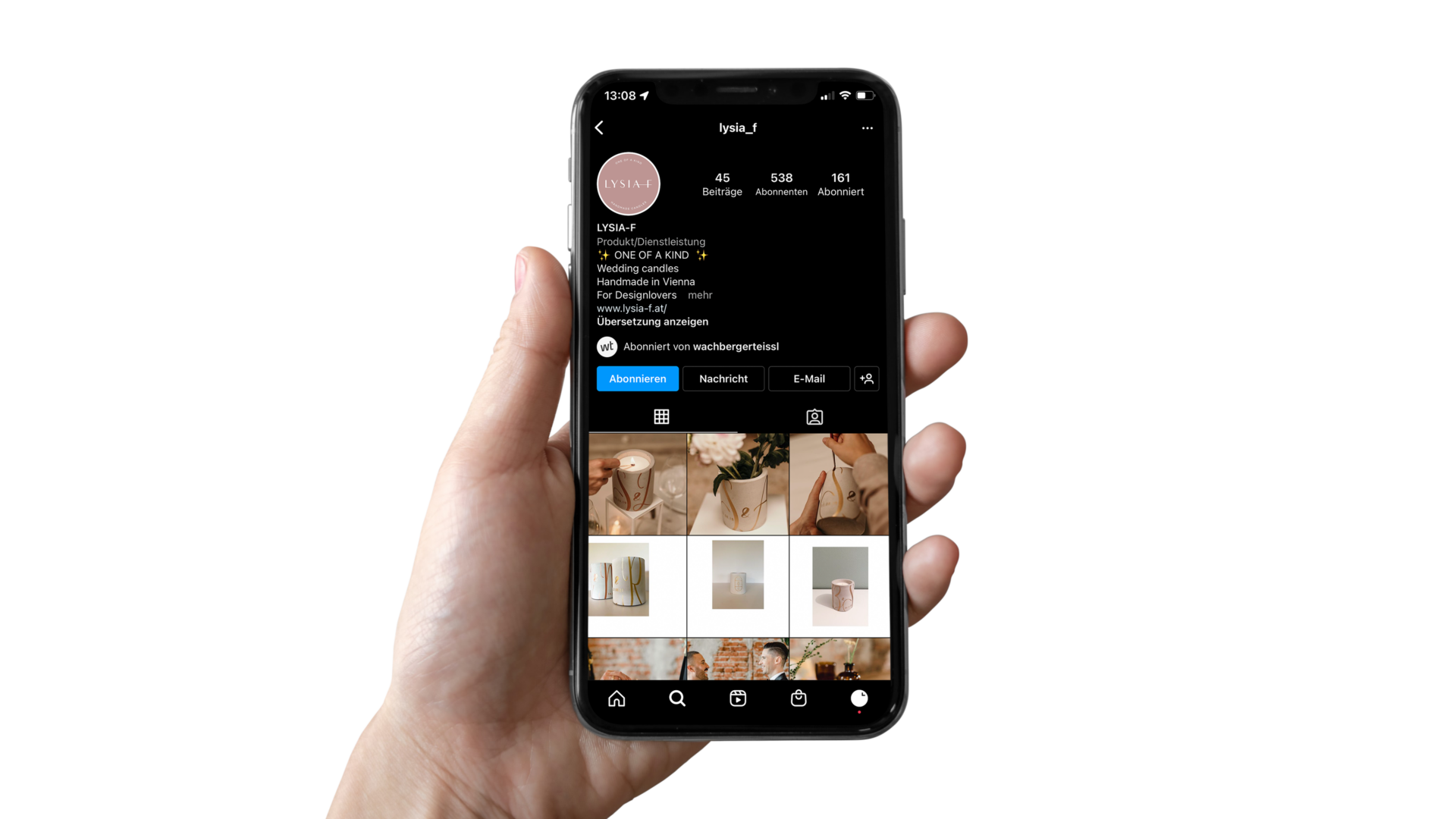 iPhone mit Abbildung des Lysia–F Instagram Profils mit Logo und Übersichtsseite der Beiträge.