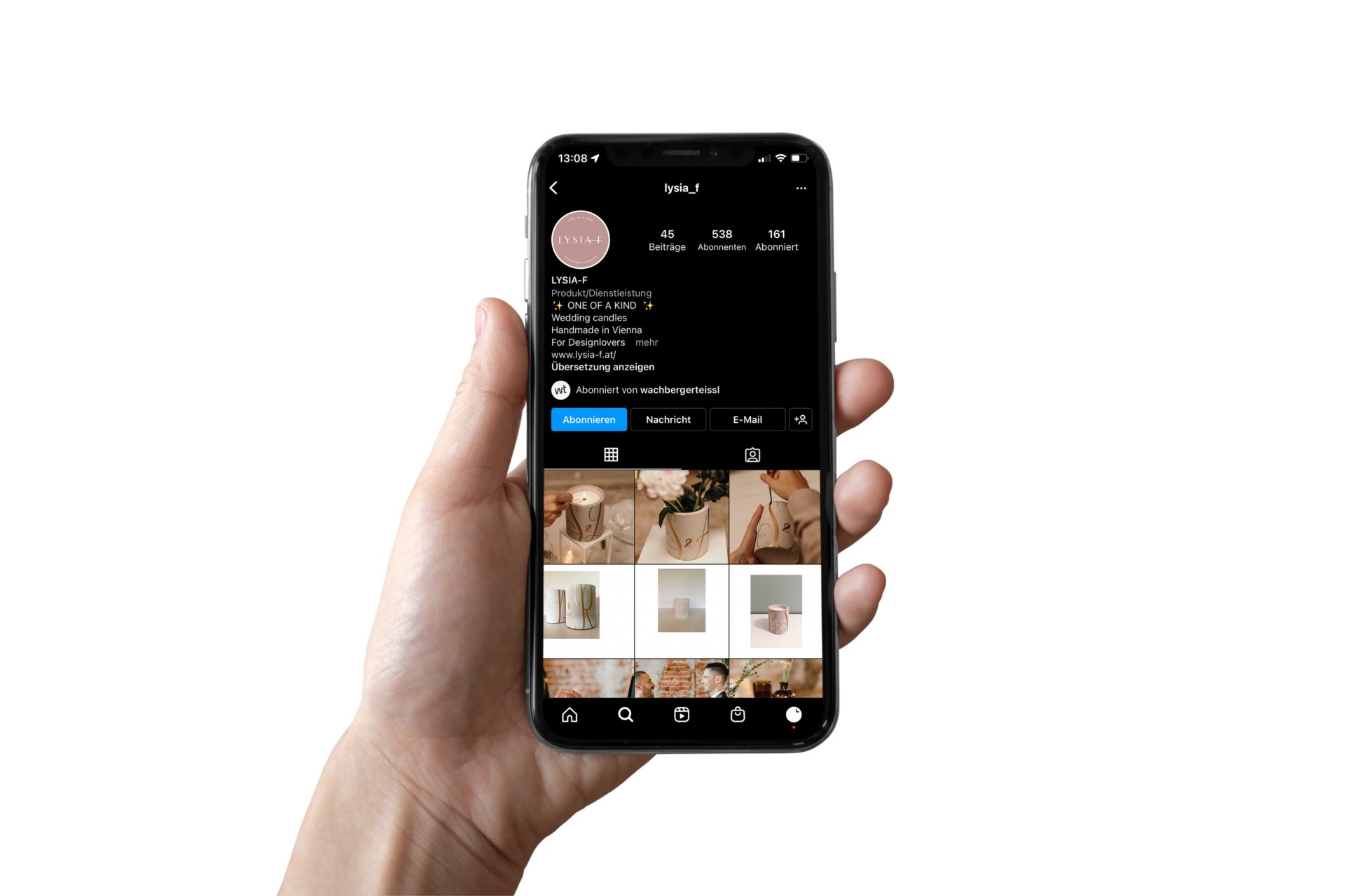 iPhone mit Abbildung des Lysia–F Instagram Profils mit Logo und Übersichtsseite der Beiträge.
