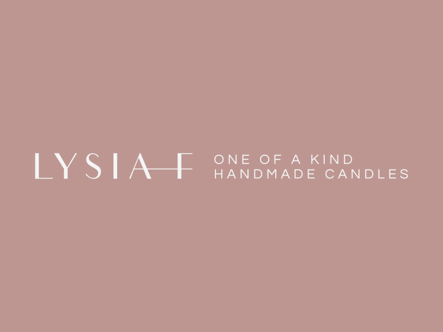 Weißes Lysia–F Logo mit in zwei Zeilen rechts angeordnetem Slogan 