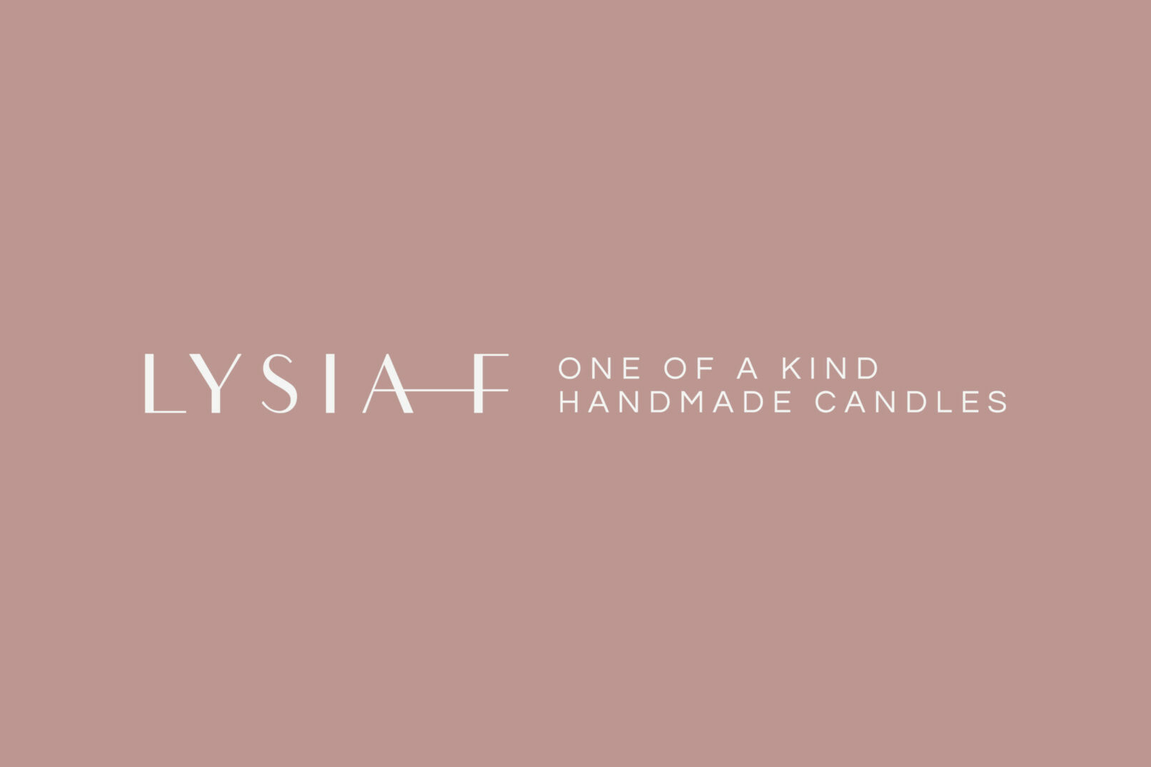 Weißes Lysia–F Logo mit in zwei Zeilen rechts angeordnetem Slogan 