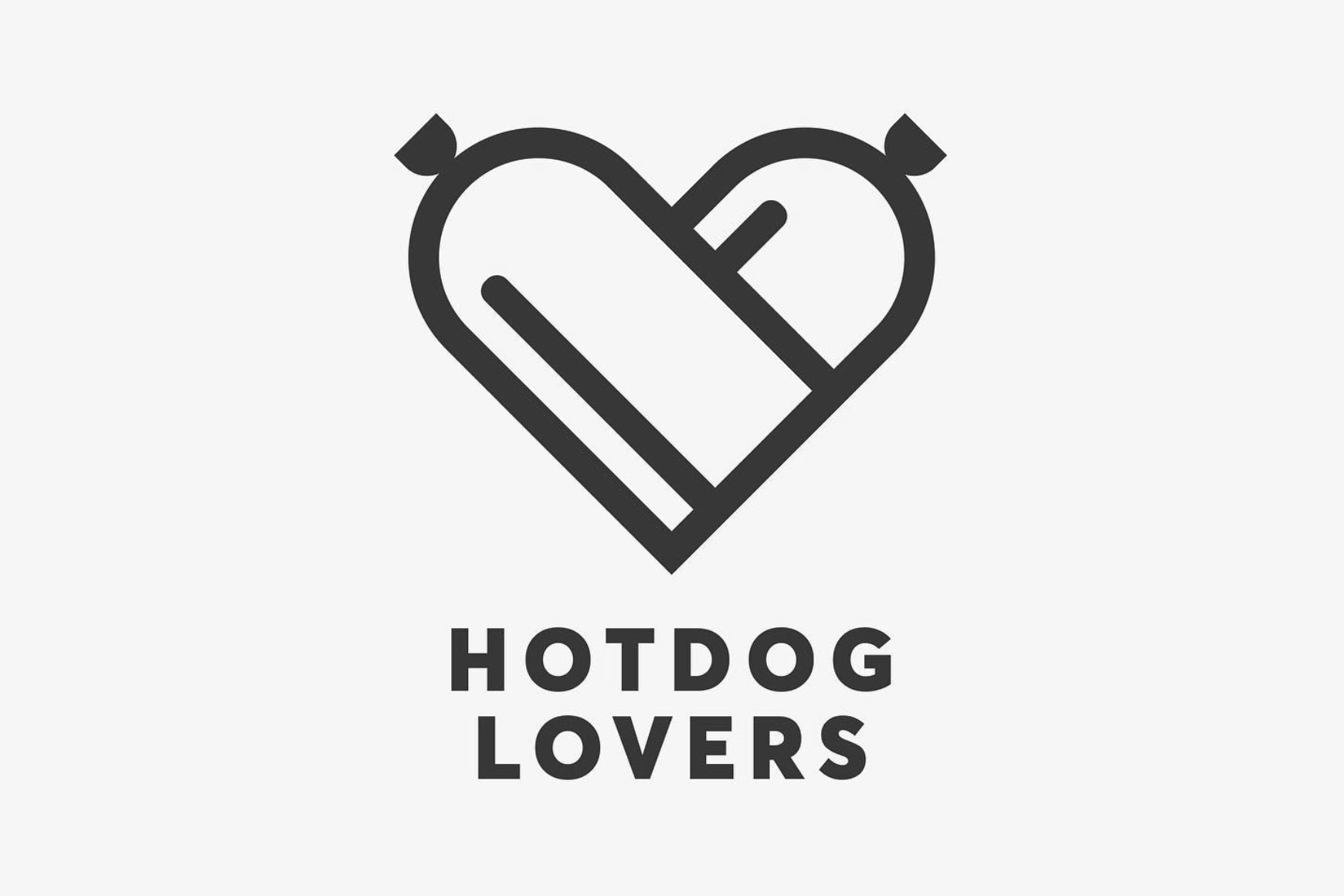 Hotdog Lovers Logo zusammengesetzt aus zwei halben Wuerstel angeordnet als Herzsymbol und dem Schriftzug Hotdog Lovers.