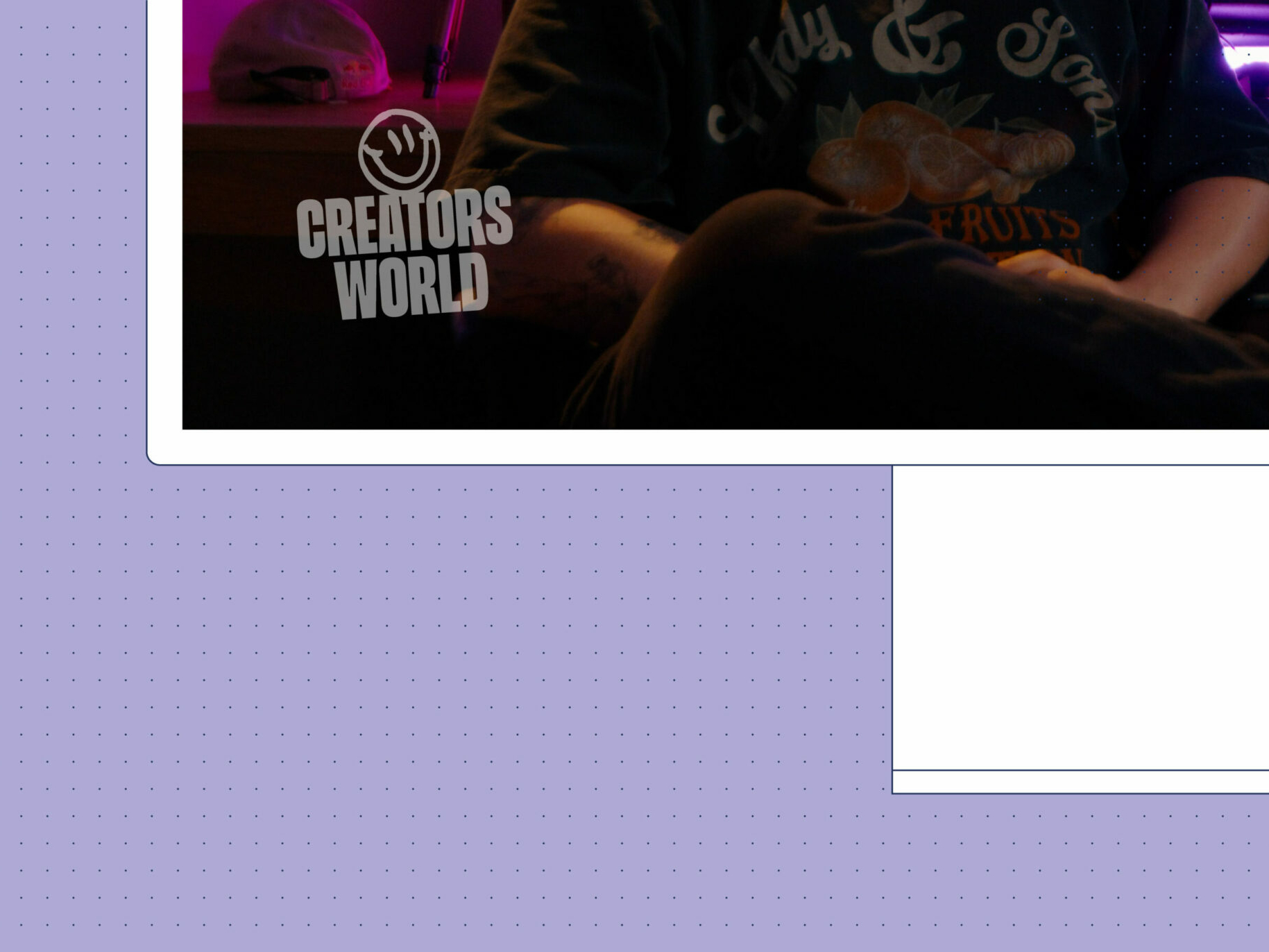 Ausschnitt eines Bildschirms der einen Ausschnitt einer Folge der Creators World Serie zeigt. In der linken unteren Ecke des Bildschirms ist das Logo leicht transparent zu sehen.