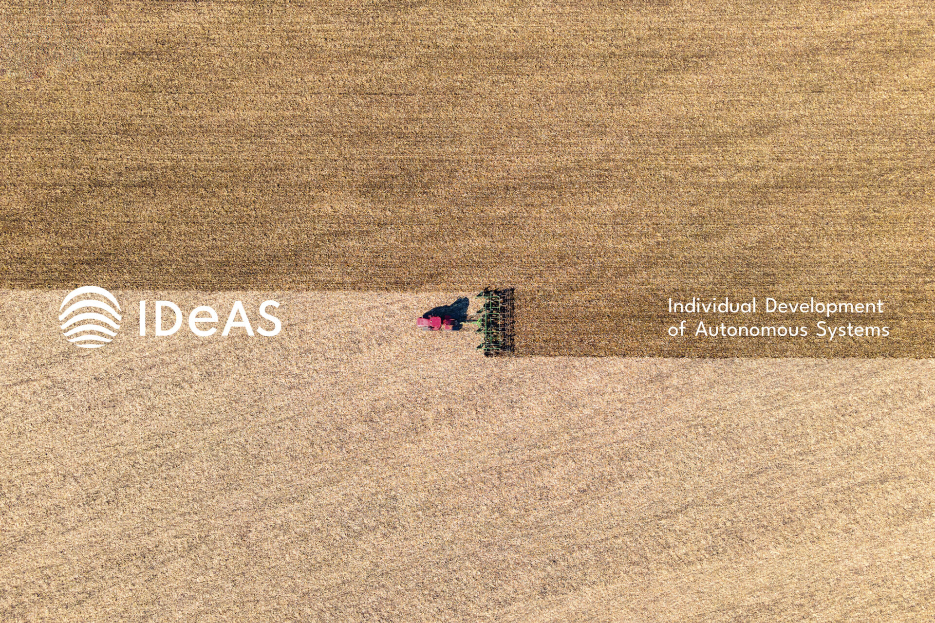 IDeAS Logo links und Firmenbezeichnung rechts des Bildrandes abgebildet. Mittig im Hintergrund ist ein Landwirtschaftsfahrzeug bei der Arbeit zu sehen.