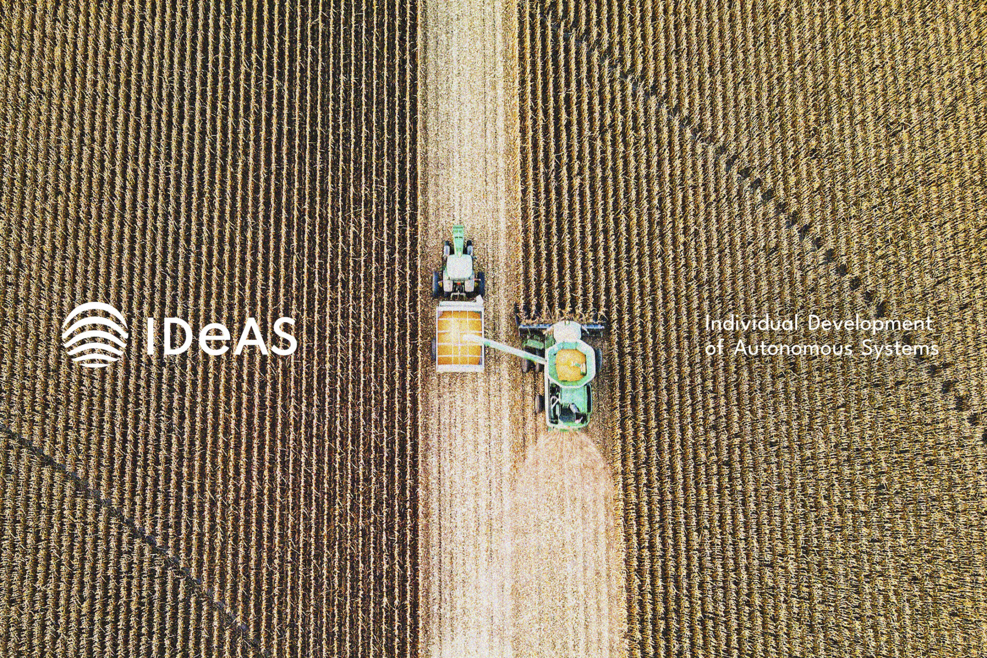 IDeAS Logo links und Firmenbezeichnung rechts des Bildrandes abgebildet. Mittig im Hintergrund ist ein Landwirtschaftsfahrzeug bei der Arbeit zu sehen.