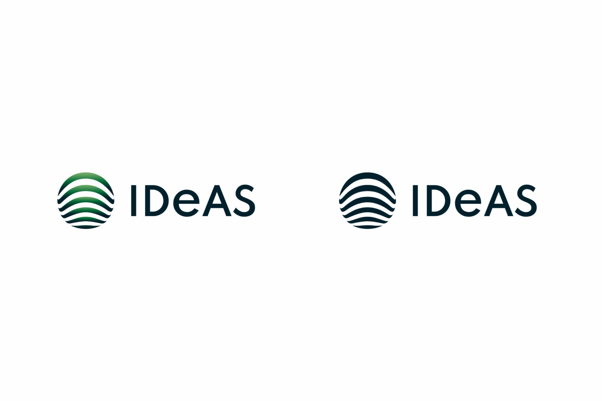Zwei hochformatige IDeAS Logos auf weißem Hintergrund. Eines davon mit grünem Icon und blauer Schrift. Zweites Logo ganz in Blau.