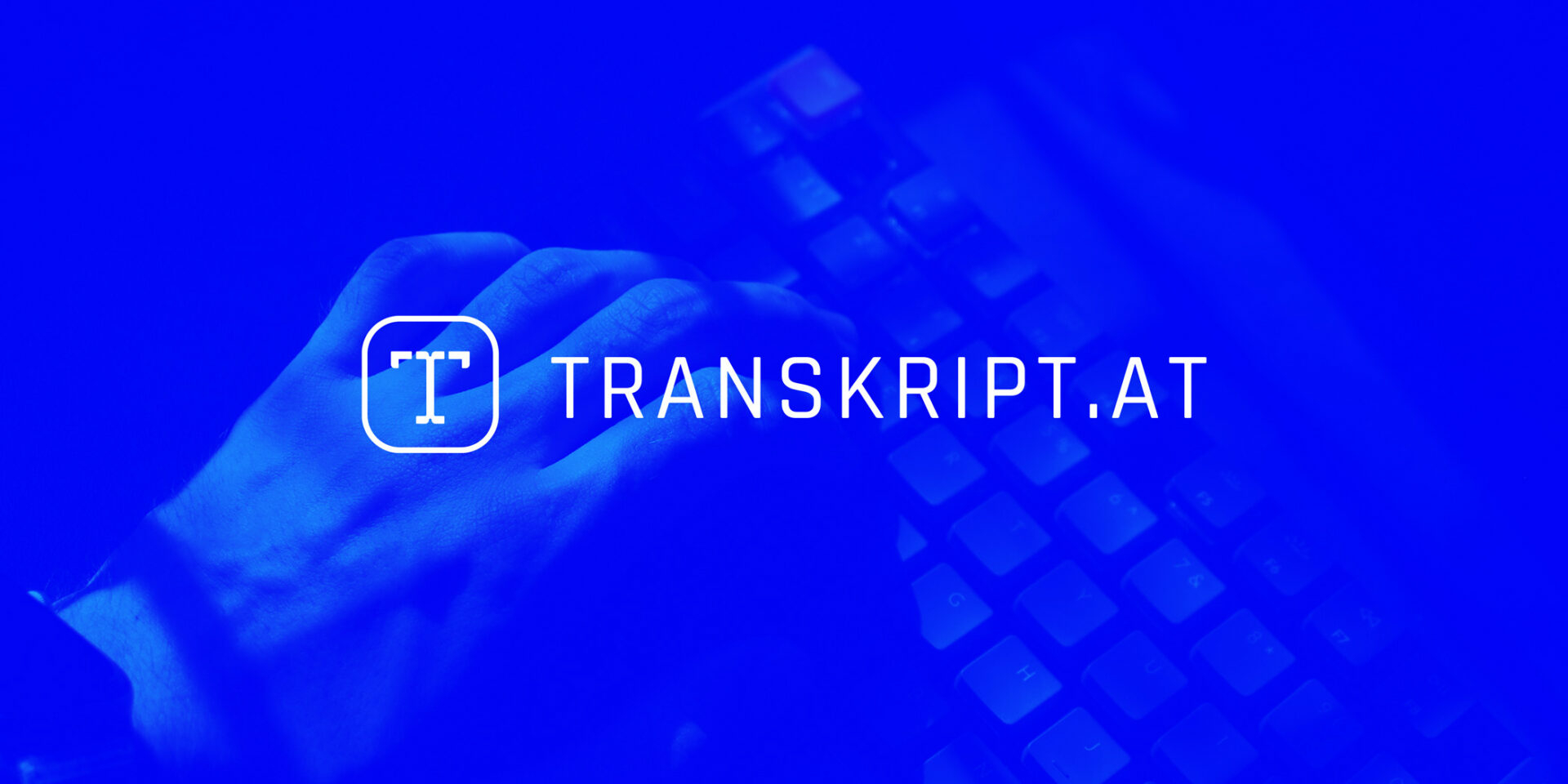 Weißes Transkript.at Logo auf blauem Foto mit Hand und Tastatur im Hintergrund.