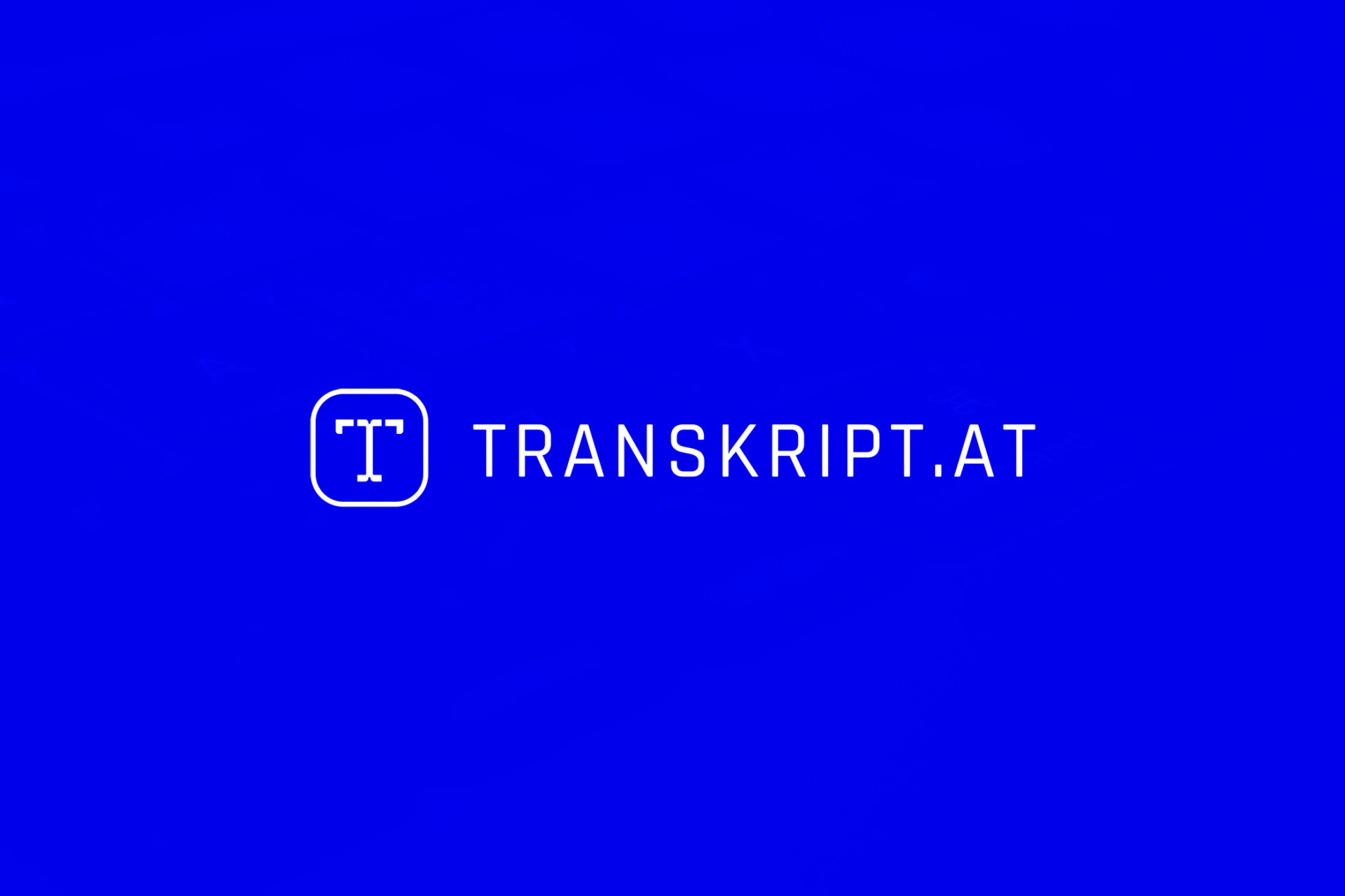Weißes transkript.at Logo, bestehend aus Icon und Schriftzug, auf blauem Hintergrund.