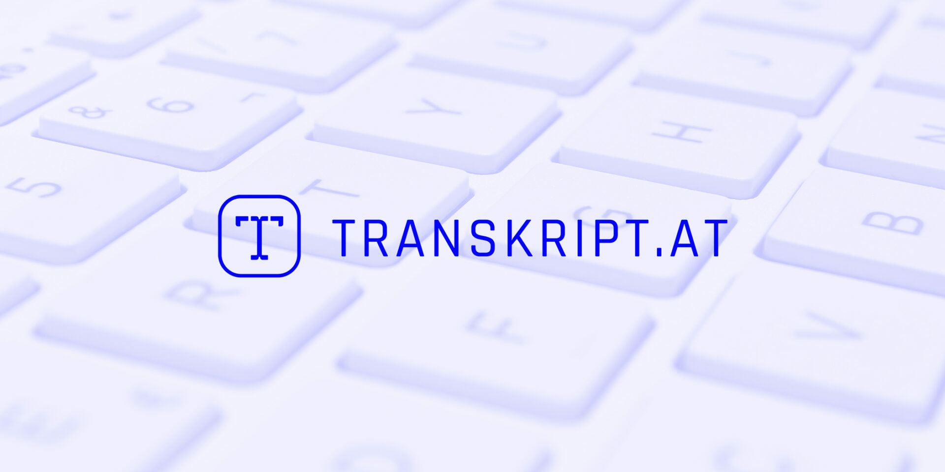 Blauer transkript.at Logo-Schriftzug mit Icon auf weißer Computertastatur im Hintergrund.