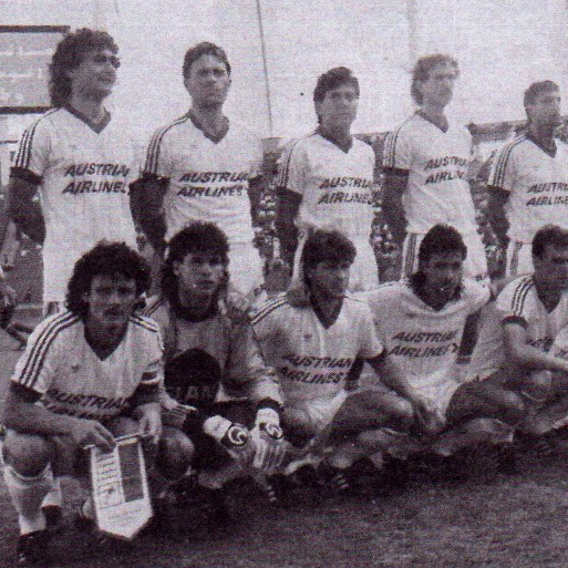SK Rapid Mannschaftsbild in grau-weiß aus dem Jahr 1987/1988 mit rot-weißem Adidas Trikot und Austrian Airlines Sponsor Aufdruck.
