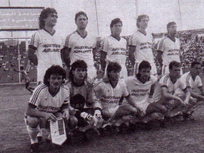 SK Rapid Mannschaftsbild in grau-weiß aus dem Jahr 1987/1988 mit rot-weißem Adidas Trikot und Austrian Airlines Sponsor Aufdruck.