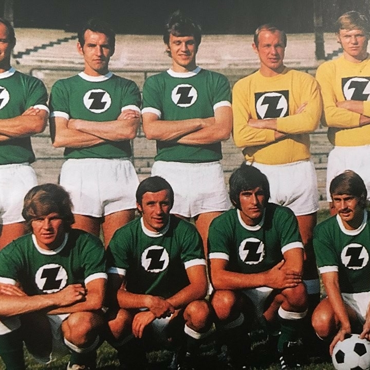 SK Rapid Mannschaftsbild aus dem Jahr 1971 mit gruenem Trikot und Sponsor Aufdruck mit dem Buchstaben Z auf weißem Kreis.