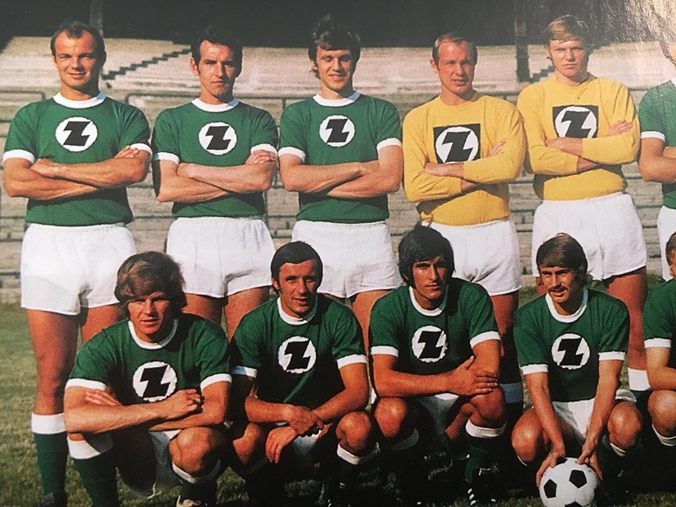 SK Rapid Mannschaftsbild aus dem Jahr 1971 mit gruenem Trikot und Sponsor Aufdruck mit dem Buchstaben Z auf weißem Kreis.